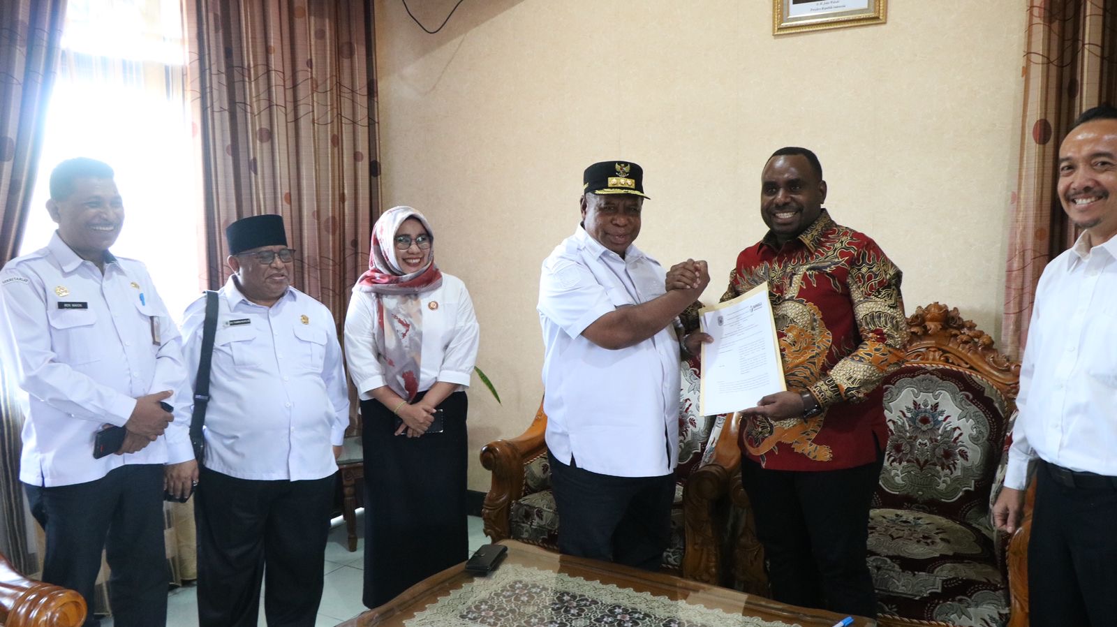 Tandatangani NPHD Pilkada 2024, Bawaslu Papua Barat Berkomitmen Sukseskan Pemilihan Tahun 2024
