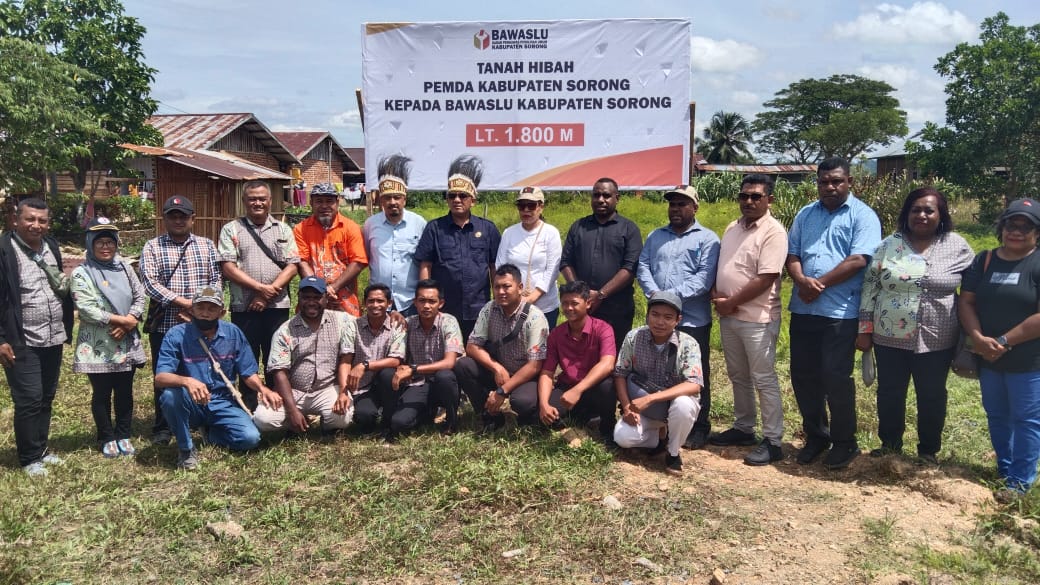 Plt. Sekjend Bawaslu Tinjau Lokasi Tanah Hibah Pemberian Pemda Kab. Sorong