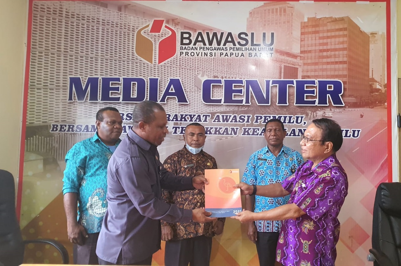 Komisi Informasi Provinsi Papua Barat Apresiasi Penyerahan Laporan Layanan Informasi Bawaslu Papua Barat