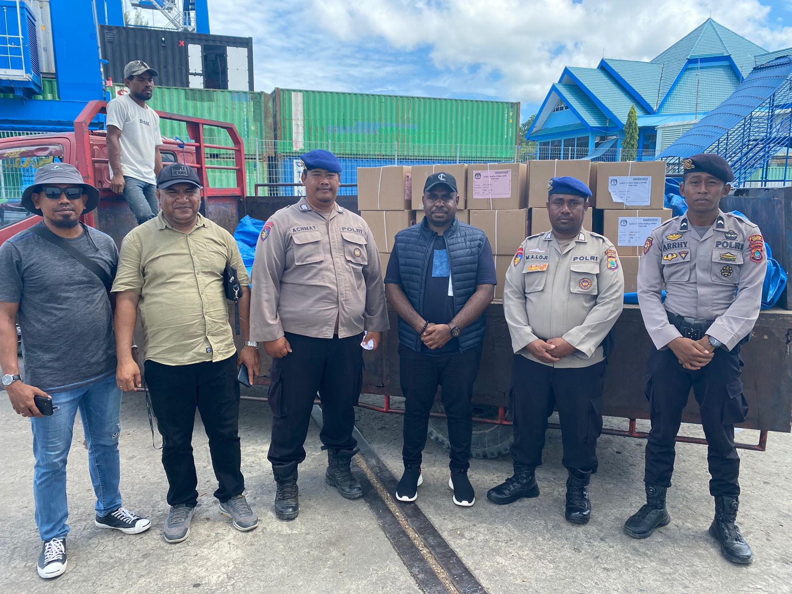 Bawaslu Papua Barat Awasi Pembongkaran Kontainer Surat Suara