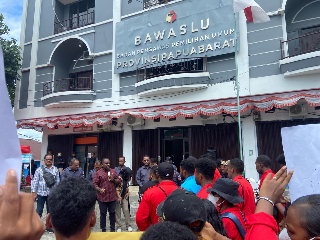 Terima Aksi Damai Mahasiswa Hukum Se-Kabupaten Manokwari, Bawaslu Papua Barat Tegaskan Komitmen Tangani Dugaan Pelanggaran Pemilu