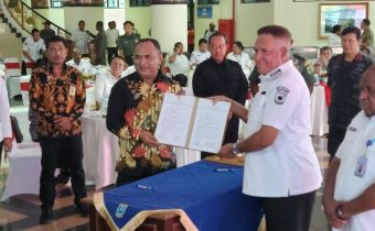 Bawaslu Papua Barat Terimah Hibah Non Tahapan, Pj. Gubernur Harap Pemilu Damai dan Berintegritas