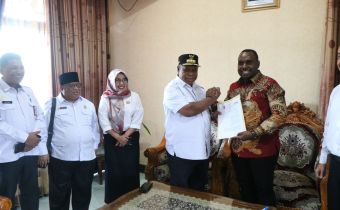 Tandatangani NPHD Pilkada 2024, Bawaslu Papua Barat Berkomitmen Sukseskan Pemilihan Tahun 2024