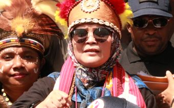 Sambangi Stand Pameran Pengawasan Bawaslu Papua Barat, Loly Suhenti: Pengawasan Partisipatif Selalu Berbasis Kearifan Lokal