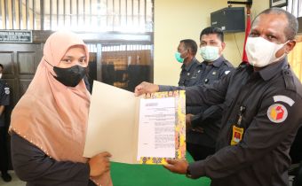 Serahkan SK Pengangkatan PPNPNS, Ini Pesan Agustinus Simson Naa