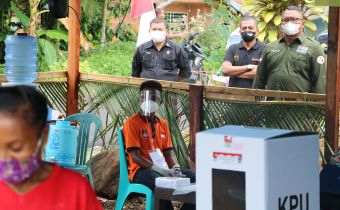 Bersama Anggota Bawaslu Provinsi Papua Barat, Fritz Awasi PSU di Kab. Teluk Wondama