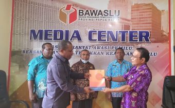 Komisi Informasi Provinsi Papua Barat Apresiasi Penyerahan Laporan Layanan Informasi Bawaslu Papua Barat