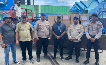 Bawaslu Papua Barat Awasi Pembongkaran Kontainer Surat Suara